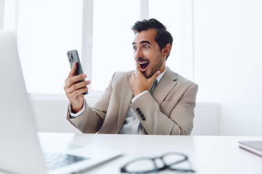 İş adamı bilgisayar çekici ofis erkeği telefon şirketi yakışıklı dizüstü bilgisayar işçisi konuşma girişimcisi Kafkasyalı mutlu