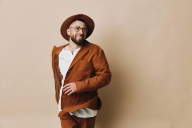 Şapka sarısı, kendine güvenen genç stüdyo erkekleri mutlu model yetişkin tarzı, yakışıklı poz veren, modaya uygun, çekici beyaz erkek portresi.