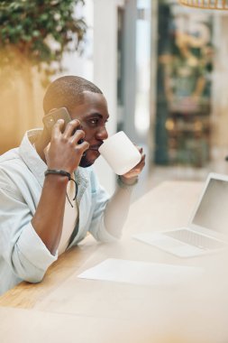 İnsan-insan bilgisayarı mobil iş adamı yakışıklı çalışma masası iş telefonu erkek girişimci yaşam tarzı konuşma dizüstü bilgisayarlı yetişkin