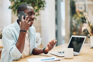 Ofis adamı teknolojisi erkek Laptop iş yeri modern iş yeri konuşma iş yeri yetişkin yönetici bilgisayar telefon iletişim profesyonel cep telefonu girişimcisi