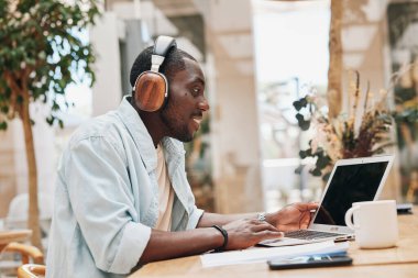 Bilgisayarcı, teknik çağrı cihazı, kulaklık, internet üzerinden iletişim kuran yetişkin, kulaklık takan, genç, ofis işadamı kulaklık takan adam.