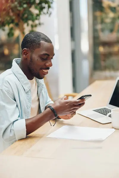 Чоловік Сидить Робочому Телефоні Інтернет Комп Ютерний Комунікаційний Бізнес Молодий — стокове фото
