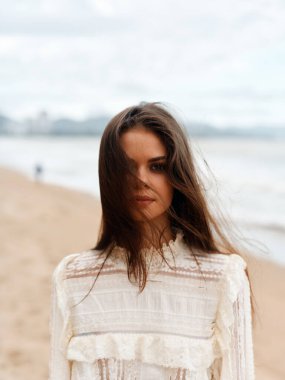 Doğadaki Güzellik: Genç Kafkas Kadın, Moda Modeli, Güneşli Sahilde Tek Başına Özgürlük ve Huzurun Tadını Çıkarıyor