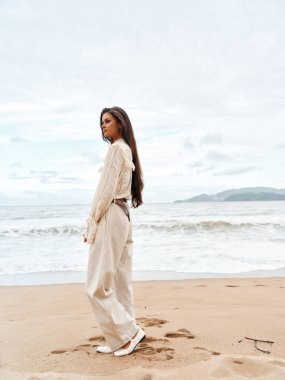 Sahil Dinginliği: Kıyı Güzelliği ve Huzurunun Tadını Çıkaran Kadınlar