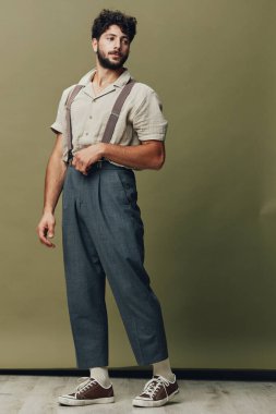 Erkekler modern yetişkin tarzı dikey arka plan görünümlü sıradan yakışıklı portresi uzun boylu, beyaz, çekici, modaya uygun bir erkek.