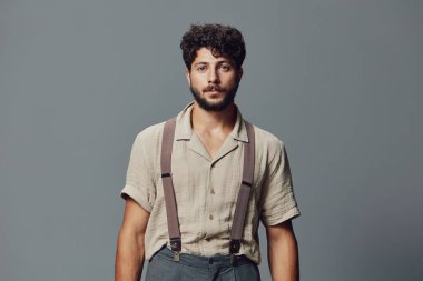 İfade adamı beyaz tebessüm Kafkas görünümlü sıradan bir genç özgüven portresi izole edilmiş mutlu, yakışıklı, yakışıklı, geçmişli, sakallı bir adam.