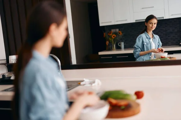 Vrouwelijke Vrienden Koken Gezond Ontbijt Samen Mooie Keuken — Stockfoto