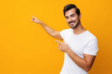 Erkek fotokopisi, günlük yaşam tarzı beyaz gülümseme günlük model tişört tasarımı boş sarı giysi alanı izole edilmiş neşeli arka plan moda stüdyo pantolonu gömlek öndeki şablon