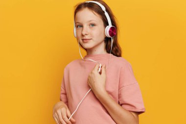 Sarı Giyen Sevimli Okul Kızı Kulaklıklı Müzik, Neşeli ve Pozitif Duygu Getiren