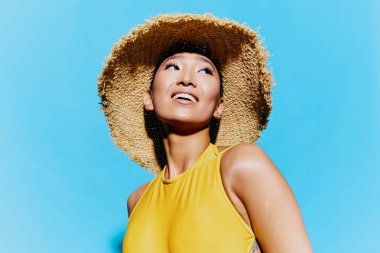 Esmer kadın heyecanlı ağız şapkası portresi sarı mayo genç yaz gülüşü güzellik Asyalı gözler moda yaşam tarzı şoke