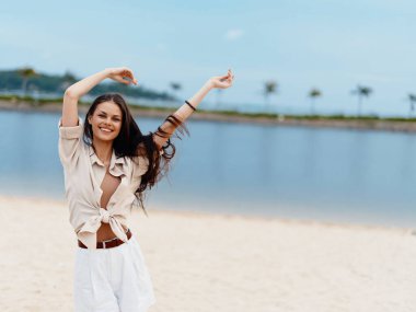 Mutlu Kadın Yaz Tatili: Doğadaki Genç Kadın, Tropik Plajlı Portre ve Günbatımı
