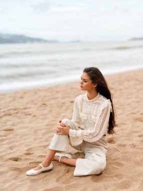 Plaj Tatilinin Tadını Çıkartan Güzel Kadın: Deniz Tarafından Huzurlu Yaz Titreşimleri
