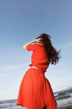 Neşeli Yaz Eğlencesi: Sahilde Kızıl Moda