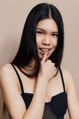 Çekici, bej rengi, seksi kız saç portresi, zarif, zarif, Koreli, çekici yüz modeli, kozmetik kadınlığı, sevimli, güzel saçlı, uzun siyah saçlı.