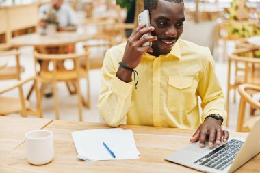 İnsan teknolojisi genç bilgisayarla konuşur ofis işadamı yetişkin dizüstü bilgisayar erkek iş adamı iş adamı iş adamı internet oturma işi