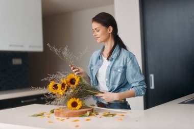 Taze Sabah: Modern Mutfak Aletleri ve Taze Sebzelerle çevrili Sağlıklı Kahvaltı Yemeği Tutan Güzel Beyaz Kadın