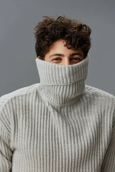 Homem Elegante Posando Suéter Branco Jovem Estilo Vida Atraente Modelo — Fotografia de Stock
