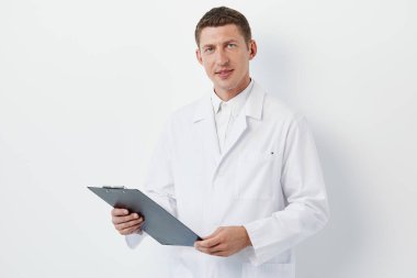 İnsan hekimliği mesleği steteskop yetişkin hastane uzmanlığı sağlık sağlık geçmişi profesyonel sağlık hizmetleri beyaz doktor doktor ceketi genç klinik doktoru meslek üniforması