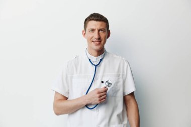 Kafkas modeli, moda tarzı, genç adam gülümsemesi, arka plan işi, neşeli arka plan portresi, beyaz, çekici, kendine güvenen, yakışıklı, yetişkin adam ifadesi mutlu bir şekilde ayakta duruyor.