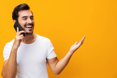 Adam mobil mutlu gözlük fotokopi mesajı iletişim alanı akıllı telefon, telefon yaşam tarzı gülümseyen iş dünyası siber uzay telefon teknolojisi stüdyosu.