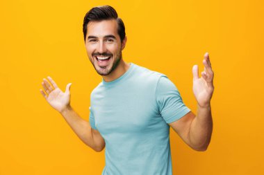 Gülen adam uzay stili sarı moda portre işi güler yüzlü kol jesti arka plan stüdyosu kendine güvenen gülümseme izole adam yaşam tarzı kopyası moda