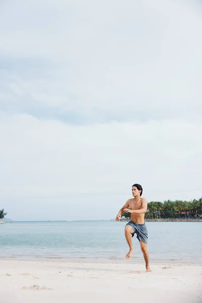 Aktiv Asiatisk Man Njuter Beach Run Vid Solnedgången Muskulös Idrottare — Stockfoto