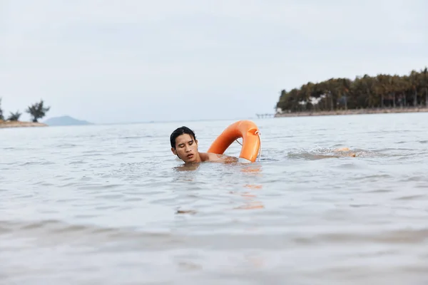 Beach Lifeguard Asiatisk Man Sommarsemester Alertly Guarding Med Livboj Blue — Stockfoto