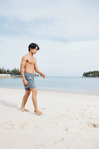 Aktiver Asiatischer Athlet Der Bei Sonnenuntergang Strand Läuft Und Kraft — Stockfoto