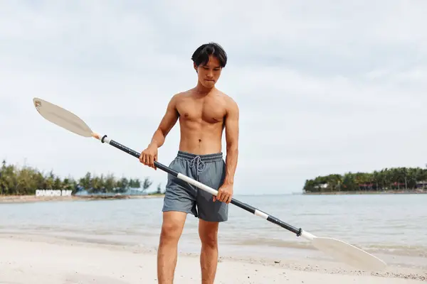 Hombre Asiático Activo Disfrutando Diversión Verano Supboarding Aventura Playa —  Fotos de Stock
