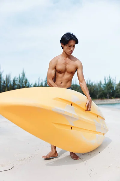 Щасливий Азіатський Чоловік Насолоджуючись Каякінгу Пригоди Тропічному Пляжі — стокове фото