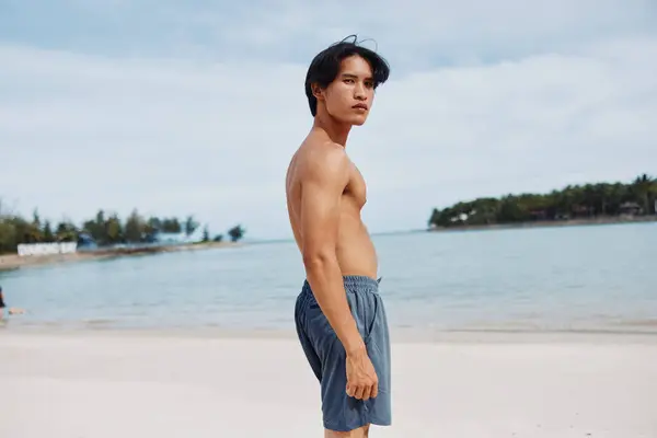 Atleta Asiático Fuerte Corriendo Playa Atardecer Hombre Aptitud Estilo Vida —  Fotos de Stock