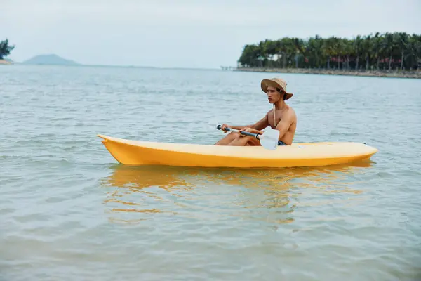 热带海滩上充满乐趣的皮划艇冒险 活跃的亚洲人享受暑假 — 图库照片