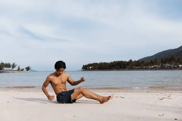Aktif Asya Sporcusu Günbatımında Sahilde Koşan Kaslı Adam — Stok fotoğraf