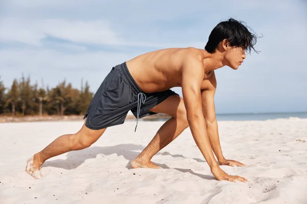 Активний Азіатський Спортсмен Який Насолоджується Захід Сонця Біг Пляжі Язистий — стокове фото