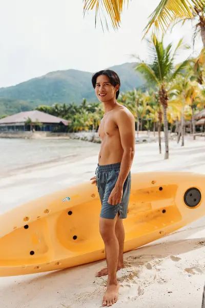 Serene Summer Fun Щасливий Азіатський Чоловік Каякинг Тропічному Пляжі Пальмами — стокове фото