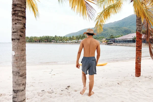 トロピカルビーチでカヤックアドベンチャーを楽しむ幸せなアジア人男性 — ストック写真