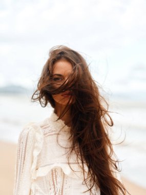 Esintideki Güzellik: Genç Bir Kadın Deniz Tarafından Özgürlük ve Rahatlamanın Şehvetli Portresi