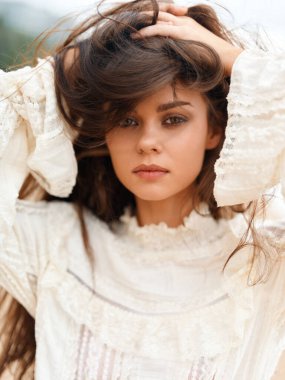 Genç Bir Kadın Portresinin Güzelliği: Kıvırcık Esmer Saçlı Çekici Kadın, Zarif Moda Modeli, Güneşli Park 'ta Rahatlıyor