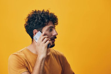 Cep telefonu arka planı teknolojisi portresi adam cep telefonu yetişkin yaşam tarzı beyaz erkekler yakışıklı iletişim akıllı telefon konuşmaları.