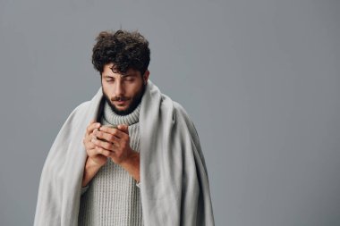 Beyaz tenli bir adam sıradan görünümlü yetişkin yüzü modaya uygun yakışıklı bir genç erkek. Sakallı, kendine güvenen bir stüdyo modeli.