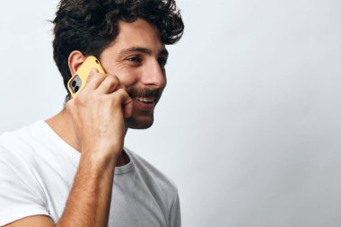 Adam beyaz mesaj akıllı telefon mobil yaşam tarzı uygulama erkek iş adamı iş adamı mutlu uygulama telefon hipster portre teknolojisi online seyahat tişörtü