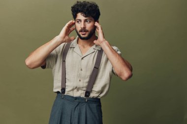 Erkekler, duygusal, sakallı, yetişkin, yakışıklı, model, beyaz, beyaz, beyaz, havalı, sıradan, kendine güvenen, genç bir yüz ifadesi.