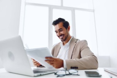 Planlayan adam kağıdı mutlu Kafkas belge konsepti iş adamı ofis iş adamı yetişkin çalışan girişimci dizüstü bilgisayar başarılı kendine güvenen takım elbise şirketi modern çalışıyor.