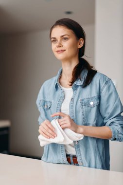 Evde Mutfağı Temizleyen Güzel Beyaz Kadın, Profesyonel Temizlik Servisi