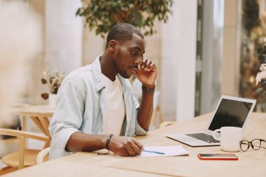 Erkek laptop erkek genç iş masası girişimci iş yöneticisi profesyonel bilgisayar yaşam tarzı yetişkin modern iş adamı ofis siyahi iletişim işyeri