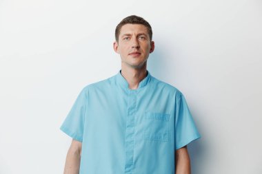 Yetişkin bir adam çekici, genç bir adam gülümseyen arka plan, beyaz gömlek, beyaz surat, beyaz surat, portre.