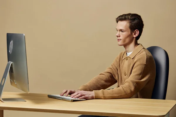Arbeta Hemifrån Produktiv Och Professionell Vit Man Använda Laptop Moderna — Stockfoto