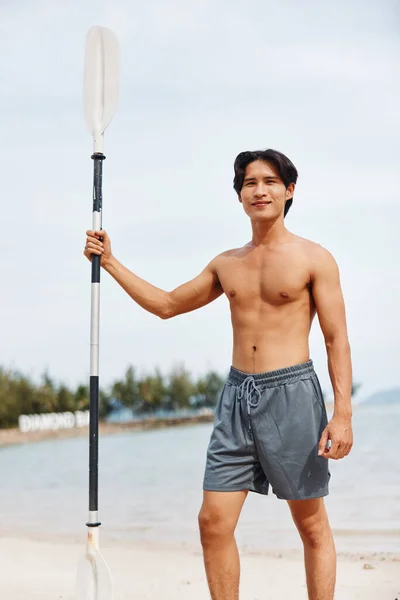 Активний Азіатський Чоловік Дошці Заході Сонця Пляжі Весела Водна Спортивна — стокове фото
