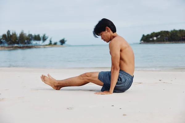 Азіатський Чоловік Бігає Пляжі Язистий Спортсмен Який Підтримує Фітнес Стиль — стокове фото