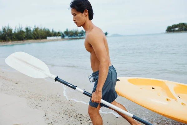 Feliz Hombre Asiático Disfrutando Aventura Kayak Paraíso Tropical Palm Fringed —  Fotos de Stock